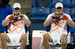 2010 LA Open Bob and Mike Bryan eat together