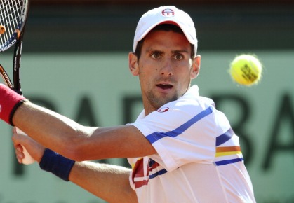 Serbia's Novak Djokovic returns the ball to France's Richard Gasquet during their men's fourth round match in the French Open tennis championship at the Roland Garros stadium, on May 29, 2011, in Paris. AFP PHOTO / MIGUEL MEDINA 