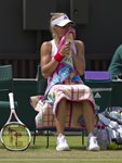 SM 2010 Wimbledon Maria Kirilenko wipes