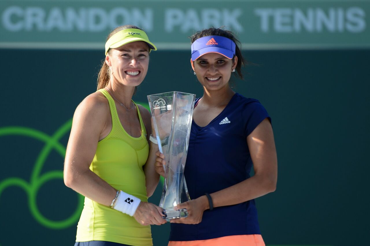 Hingis and Mirza First to Qualify for Singapore  