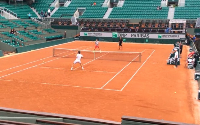 Video: Federer and Dimitrov Do Some Sparring on Chatrier 