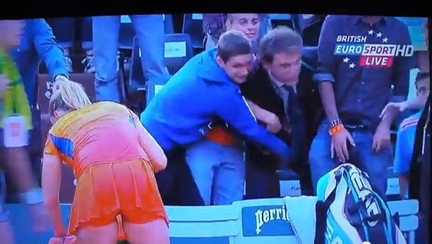 Video: Strange Man Fights Over Svetlana Kuznetsova’s Towel at Roland Garros 