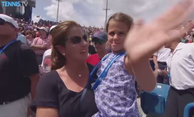 Video: Federer Celebrates Cincy Victory with Twin Daughters 