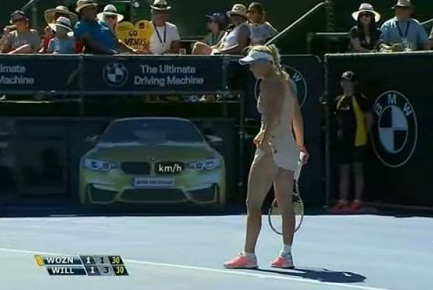 Video: Wozniacki Badly Flubs Serve During Auckland Final 