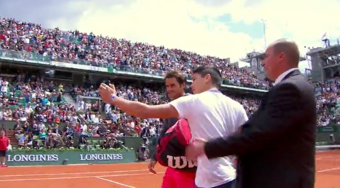 Video: Fan Intercepts Federer on Court in Selfie Quest 