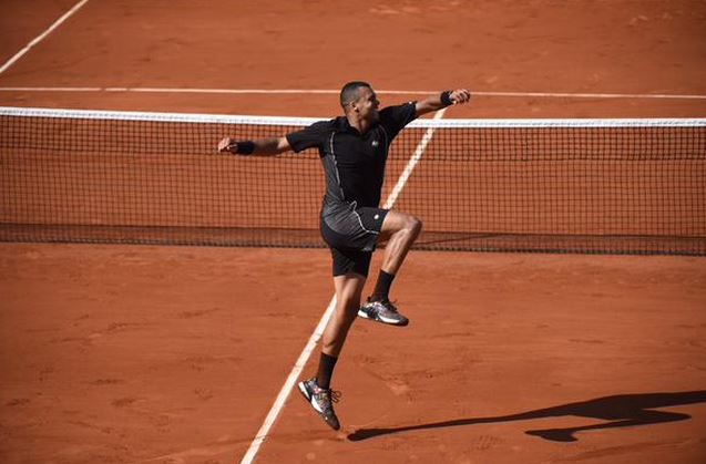 Video: Tsonga and Sela Forget What Sport They’re Playing 