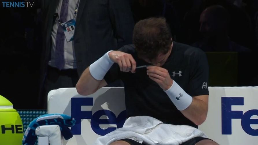 Video: Murray Cuts Hair During Changeover 