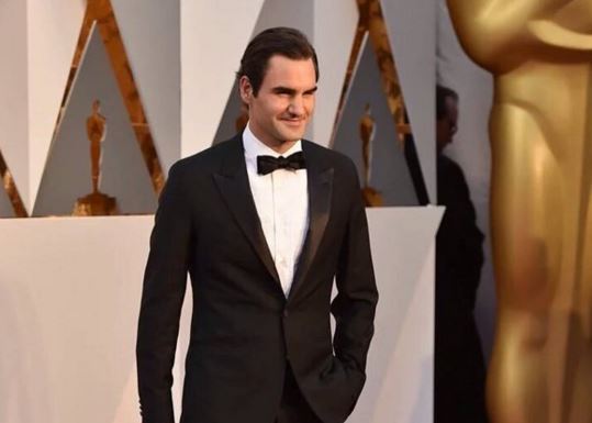 Roger Federer Drinks a Shot at Oscars  