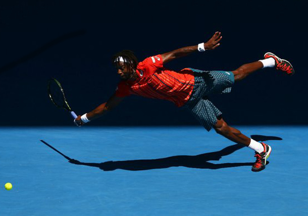 Video: Flying Monfils Crashes to Court 