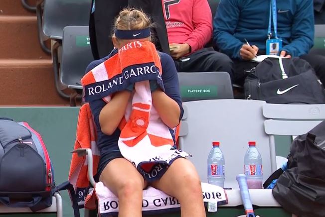 Azarenka Forced to Retire after Hours-Long Struggle with Knee  