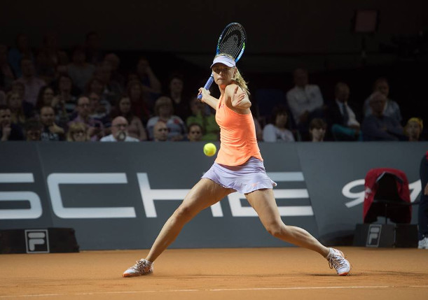 Sharapova Sweeps Into Stuttgart Quarterfinals 